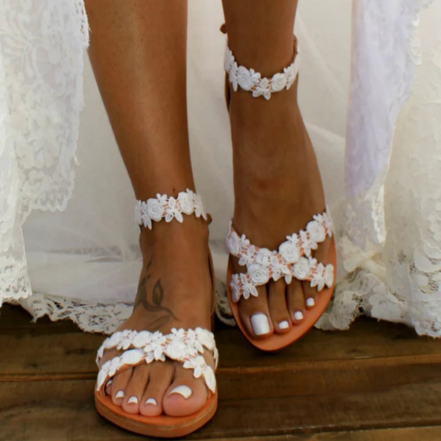 2021 Summer Women White Flat Sandals Luxury Pearls Bridal Wedding Shoes Lace Flowers Ankle Strap Beach Sandals Roman Slippers