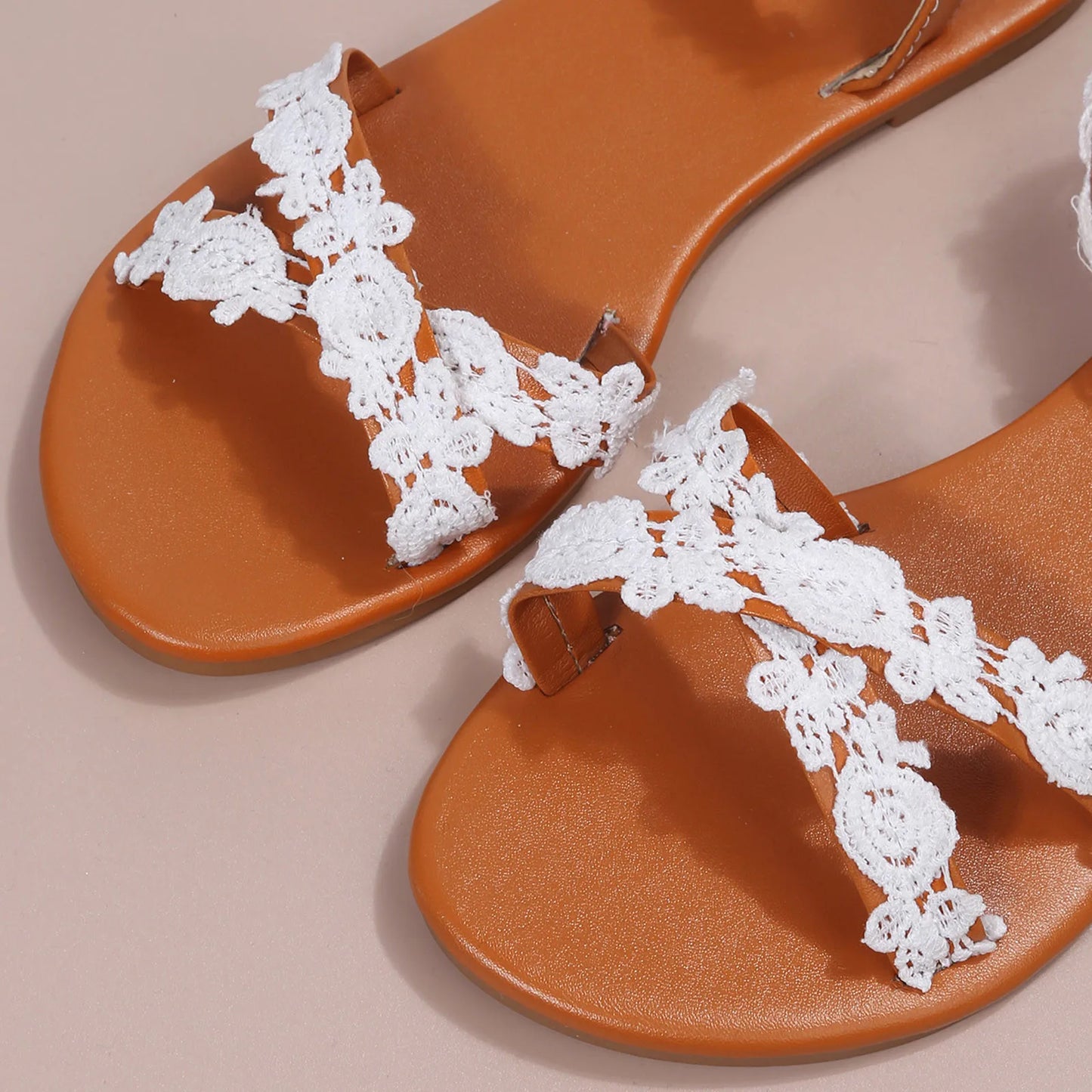 2021 Summer Women White Flat Sandals Luxury Pearls Bridal Wedding Shoes Lace Flowers Ankle Strap Beach Sandals Roman Slippers