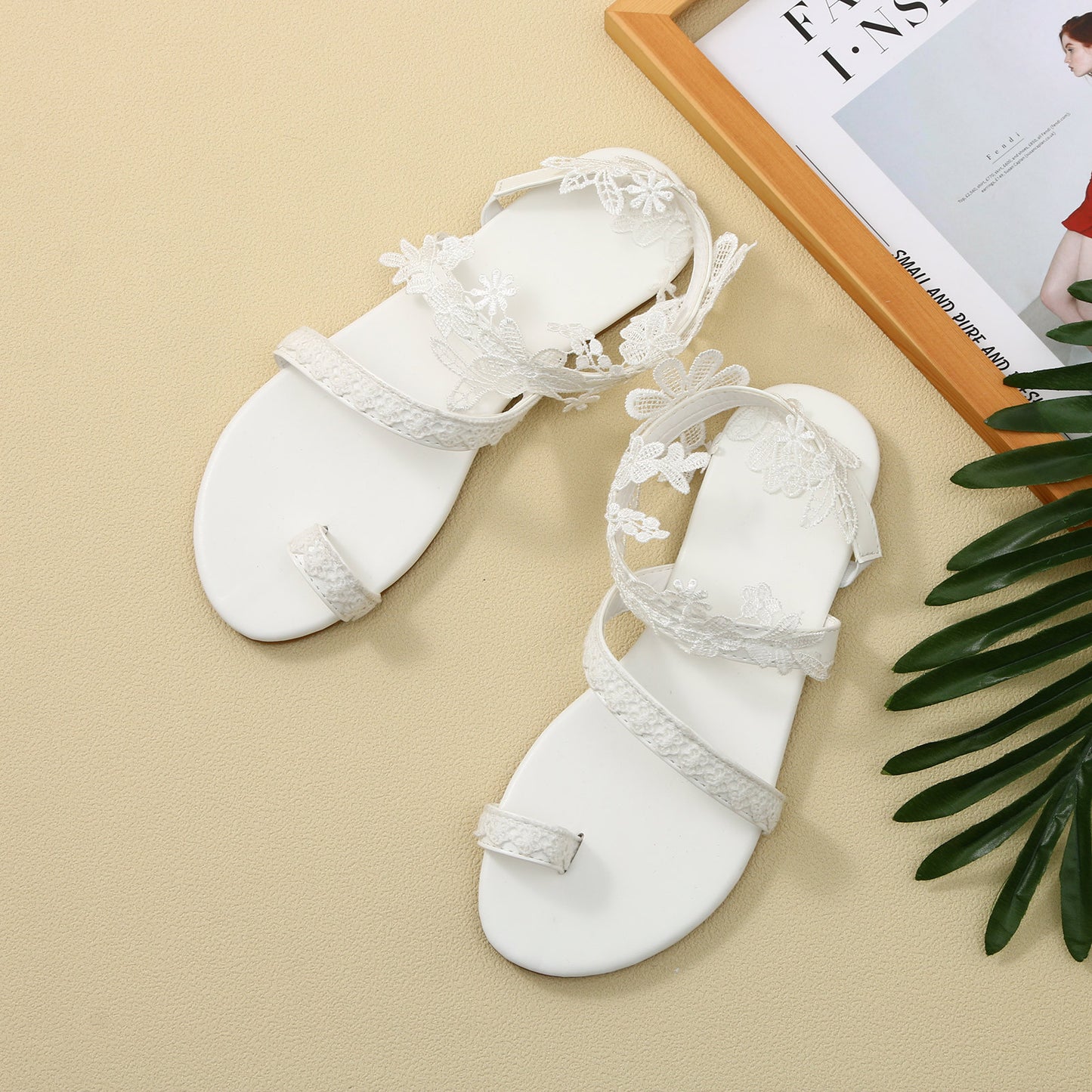 2021 Summer Women White Flat Sandals Luxury Pearls Bridal Wedding Shoes Lace Flowers Ankle Strap Beach Sandals Roman Slippers